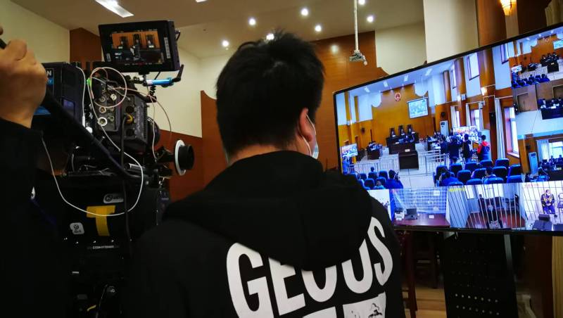 AI生成VS人工创意——横峰县广告片拍摄公司的技术浪漫主义实践